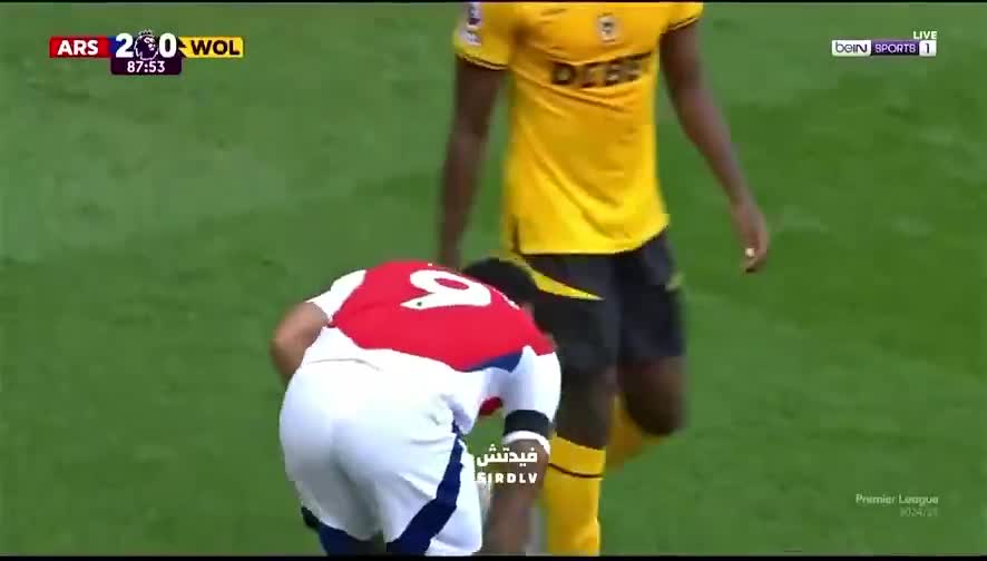 这都不吃牌?莫斯克拉先是锁喉哈弗茨,而后掏热苏斯屁股