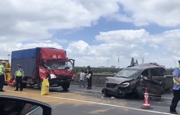 s32申嘉湖高速两车相撞 所幸无人伤亡
