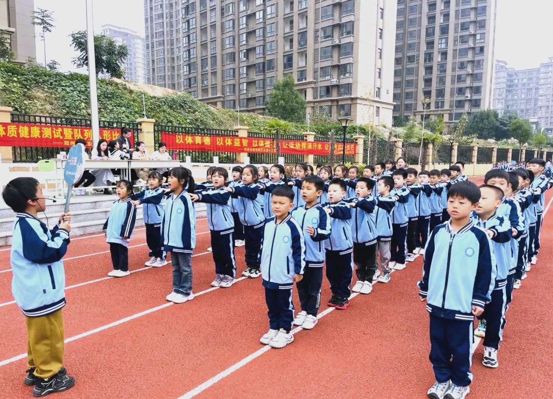 一年级新生队列队形展示:扣好人生第一粒扣子