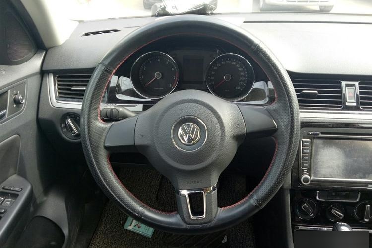 大众宝来13款方向盘很重能否调效成电子助力?