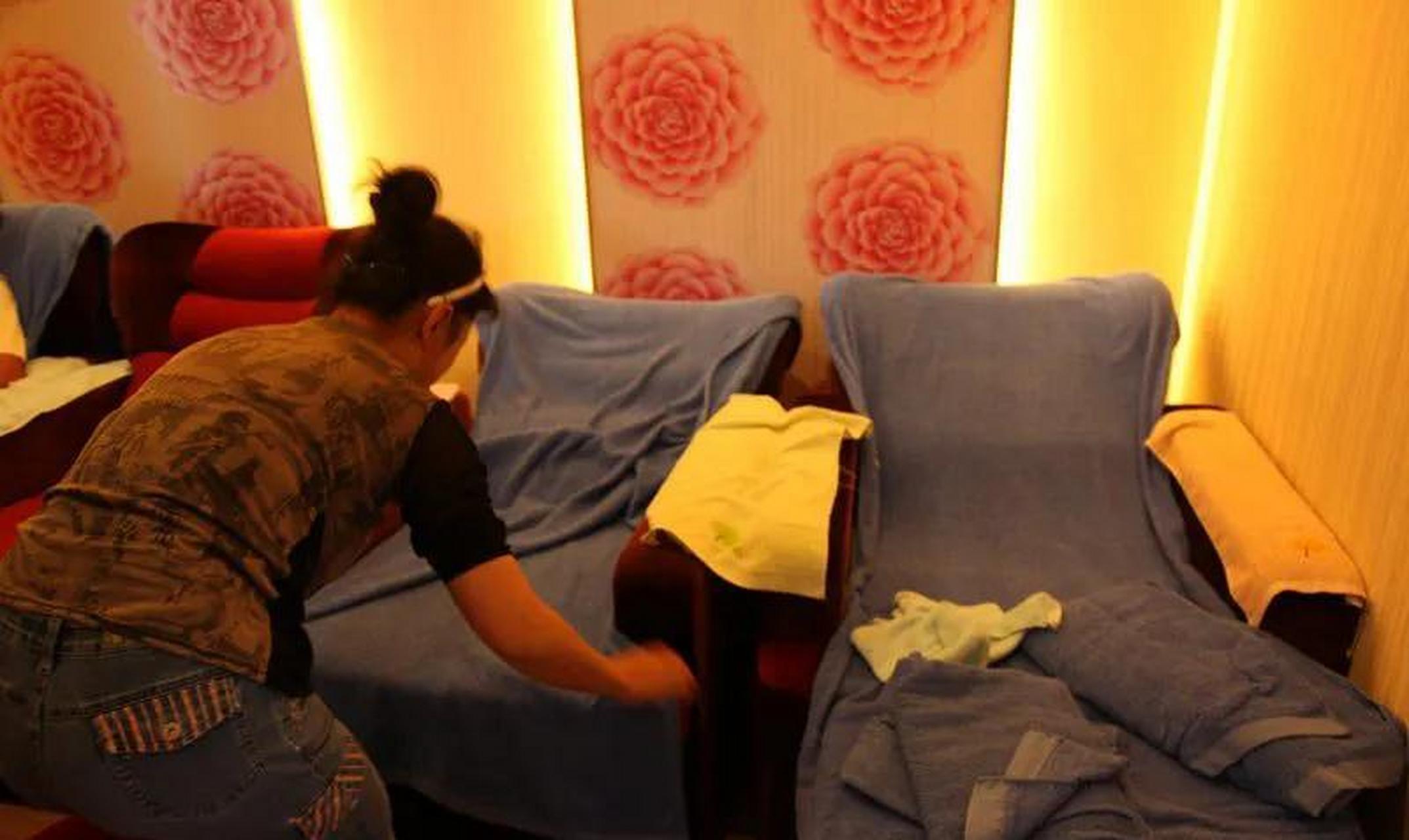 江苏盐城一男子去按摩店消费时,发现工作人员穿着太过暴露,按摩过程中