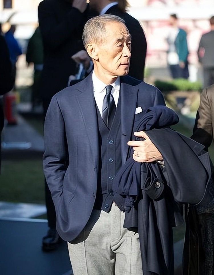 撞脸张艺谋?这位日本最低调时髦的大叔,颜值一般,穿搭却很有型