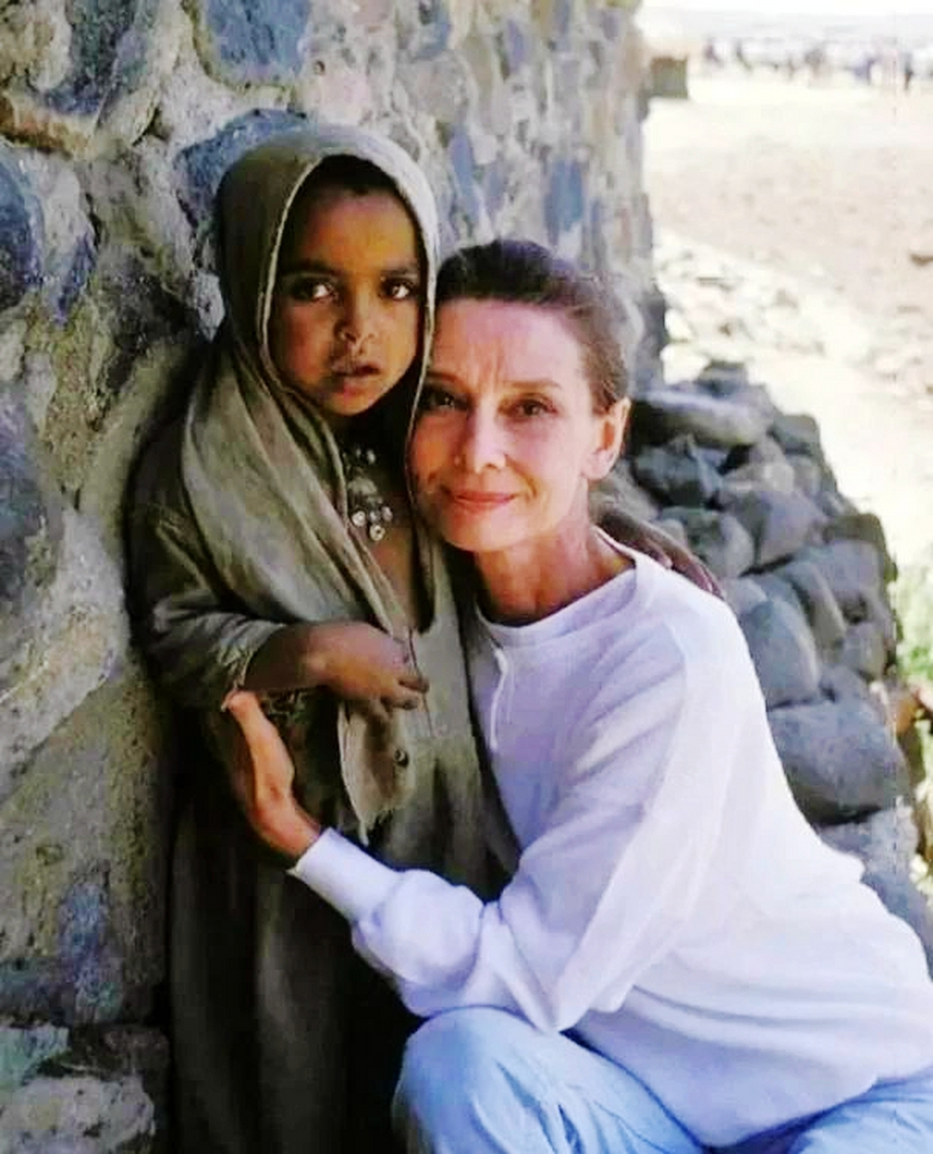 他是联合国儿童基金会的亲善大使,经常走访不同贫困地区的儿童,帮助