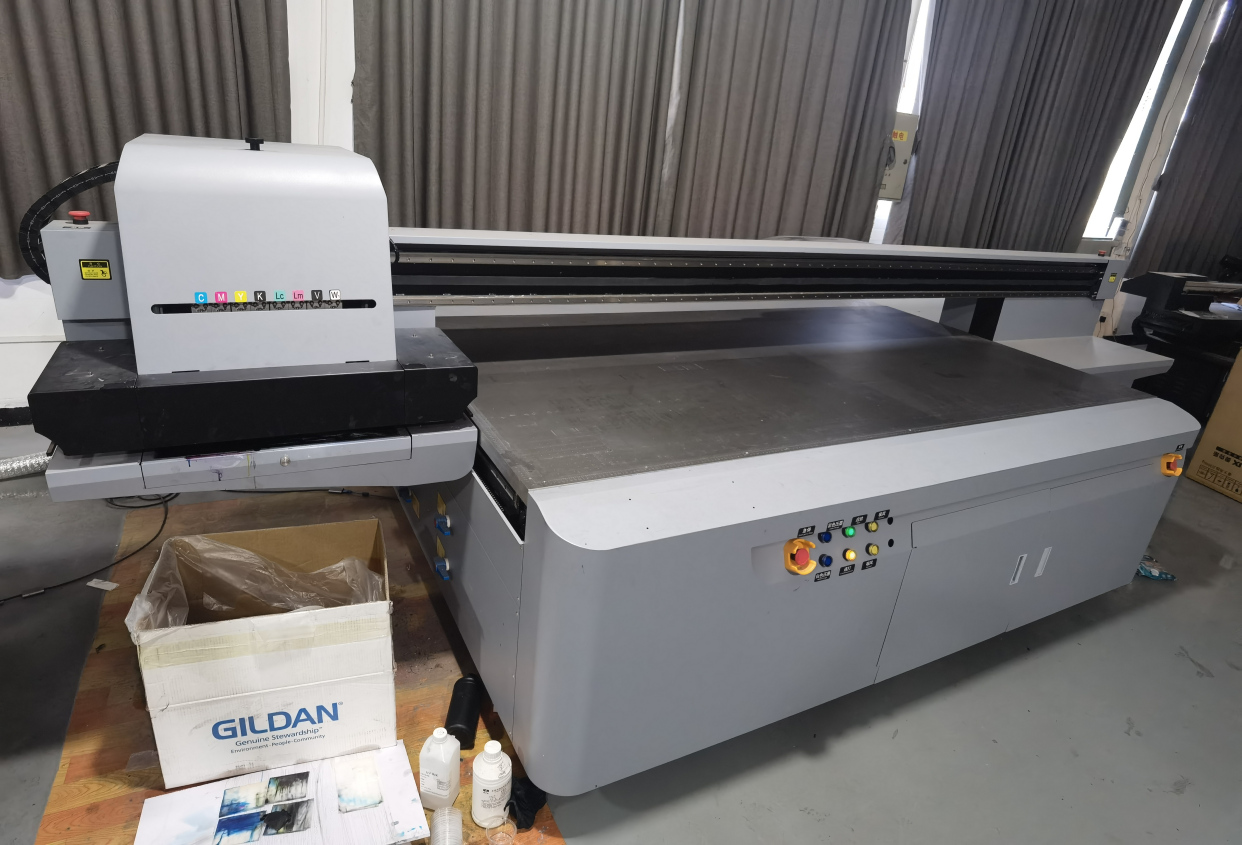 转让未满1年的二手金谷田2513理光g6uv平板打印机白彩光油配置