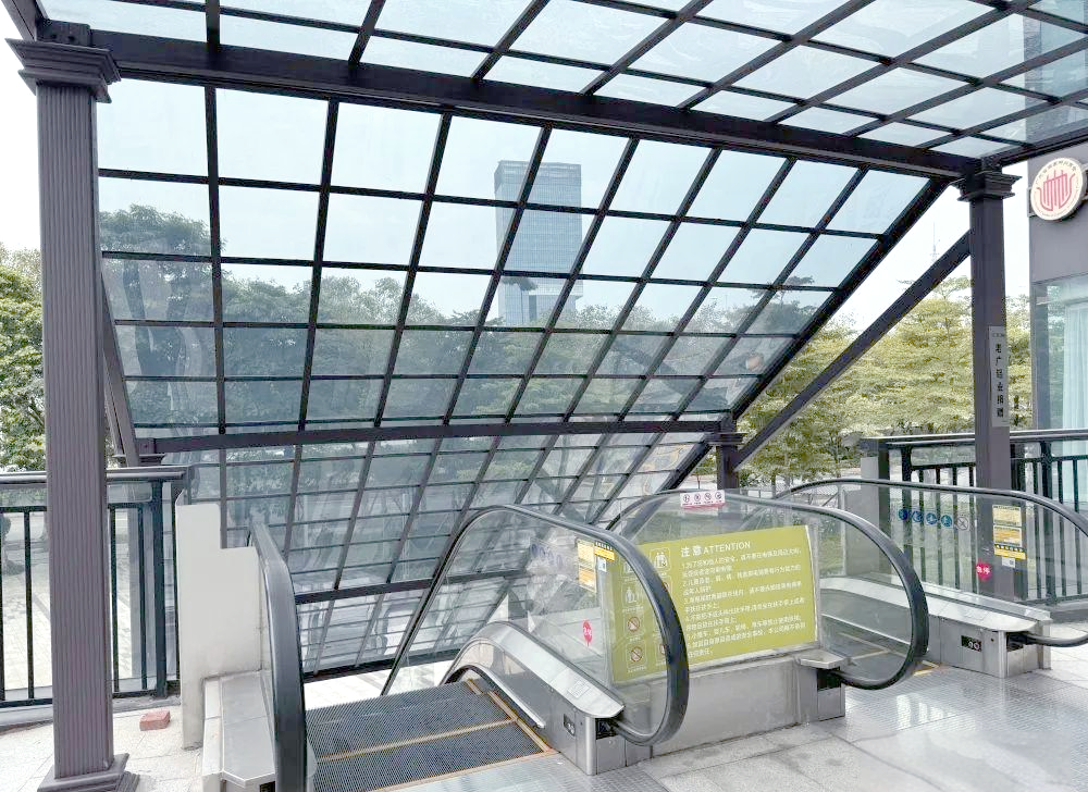 手扶电梯加装雨棚,群众出行更便捷安全!这一"民生微实事"获广泛好评