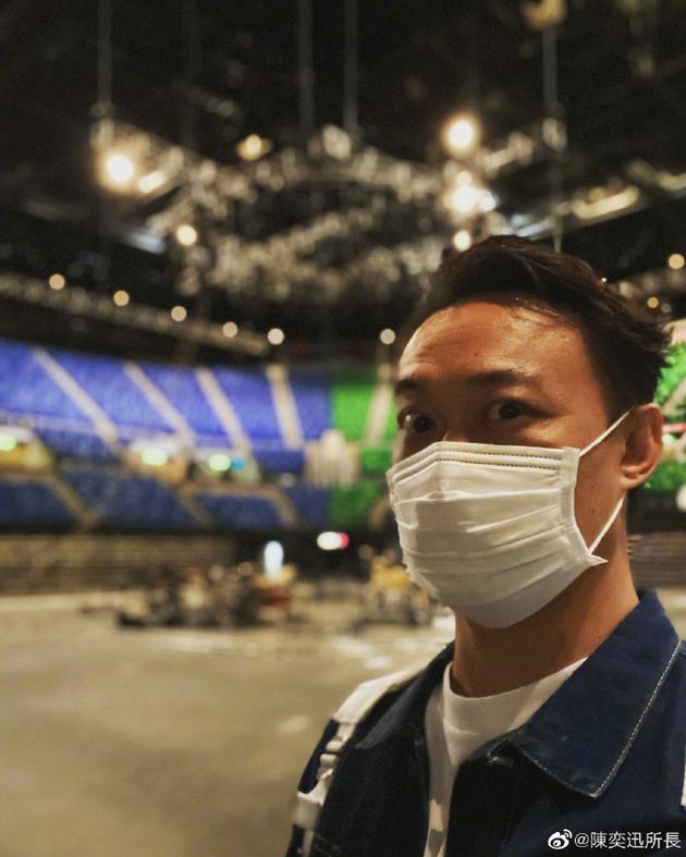 陈奕迅晒自拍谈感悟:幸好25年前有一个歌唱大赛