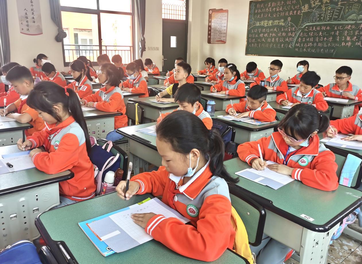 凤凰县芙蓉学校举行传承经典弘扬文化书法比赛活动
