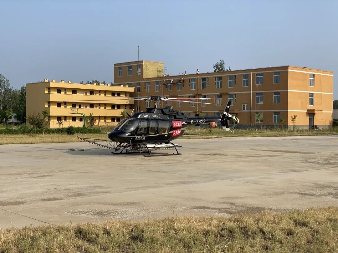 该直升机每架次载药800公斤,每小时的消杀面积1万余亩,两名驾驶员轮换