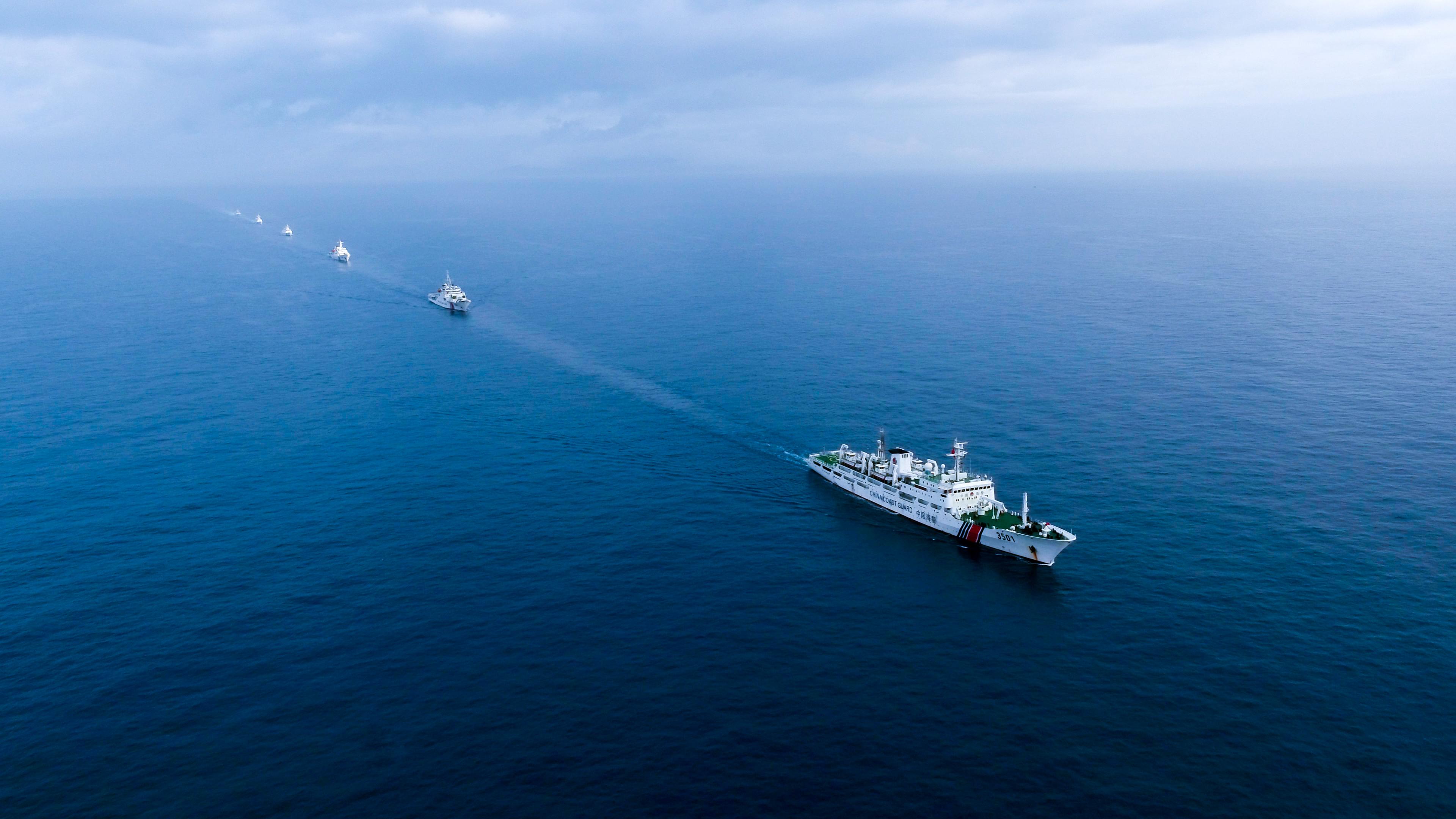 日本坦然拒绝让步!中国坦然055型万吨大驱编队,绕日直接巡航!