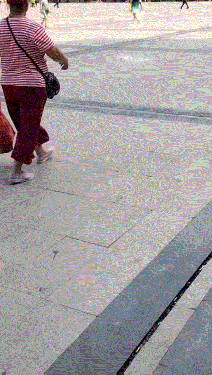 真正的女装大佬!陕西大爷穿女裙引议论,"打扮比他老婆还前卫"