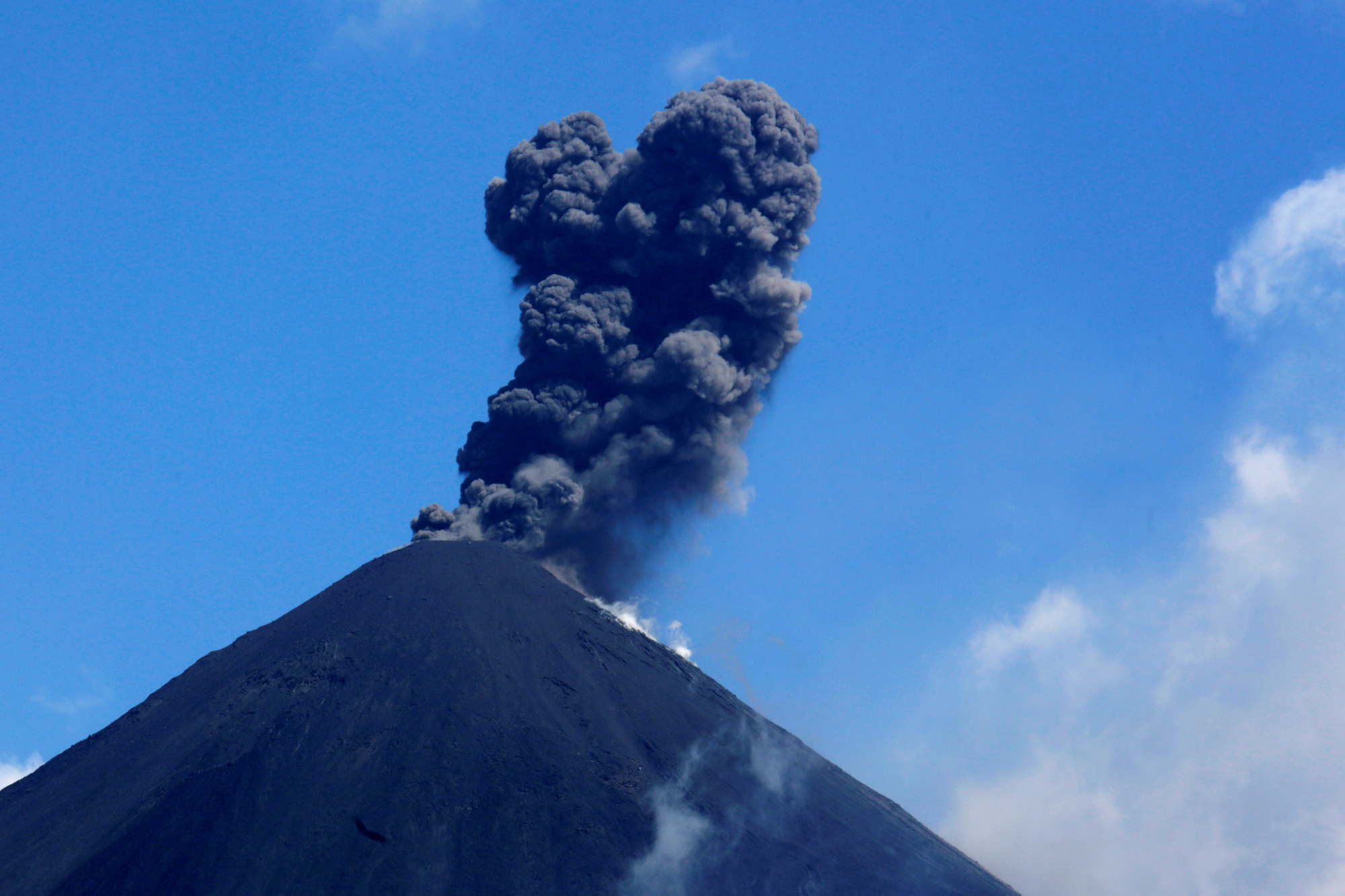 (9)危地马拉帕卡亚火山喷发