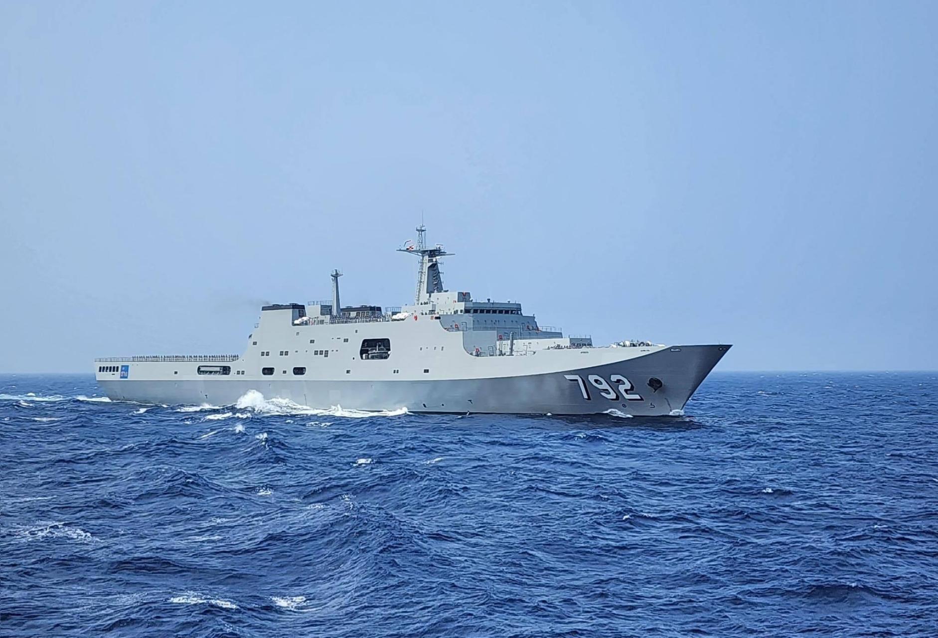 东南亚最大的现役战舰071et象岛号船坞登陆舰已抵达泰国湾
