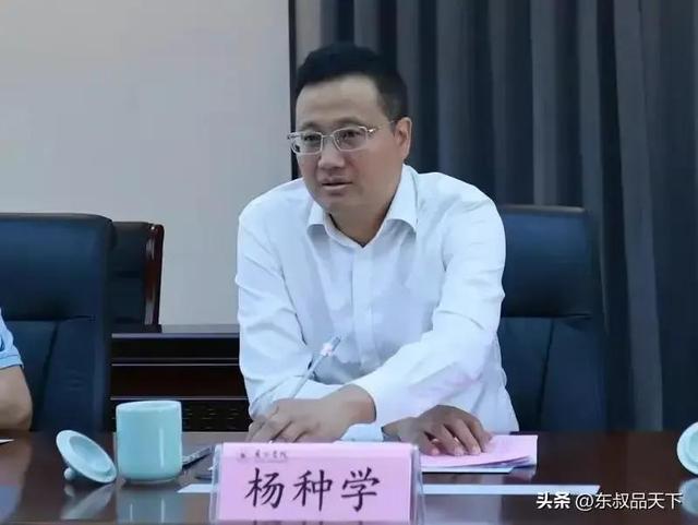 与南京杨书记接吻的刘女士底裤被扒身价千万,杨书记好眼光