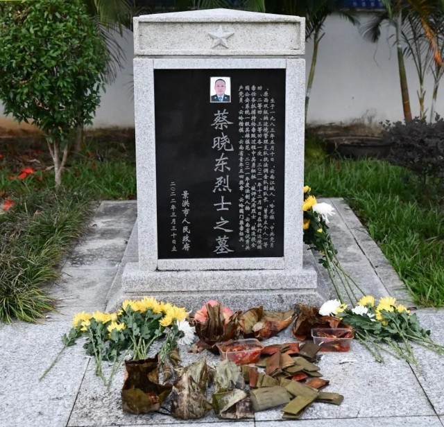 牺牲一周年,蔡晓东烈士的墓前早已摆满