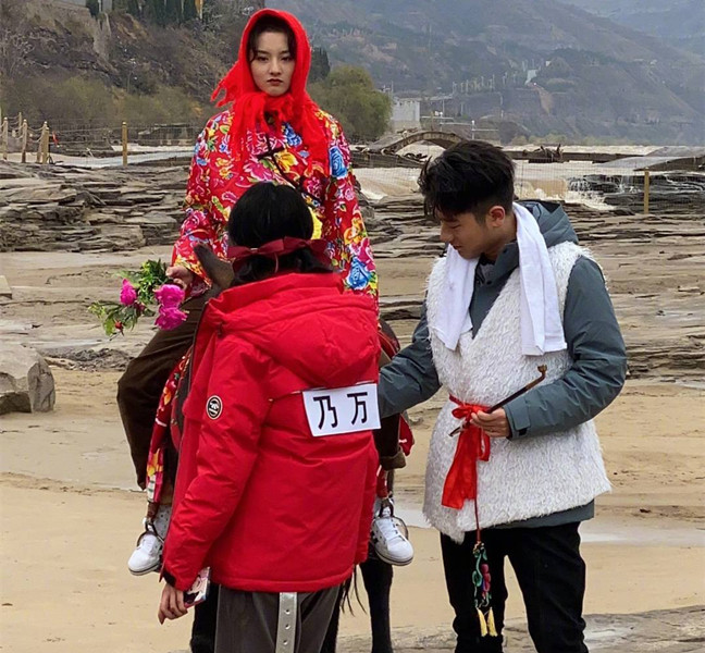 跑男黄河篇将上线,宋祖儿穿花袄太接地气,看到乃万不厚道地笑了