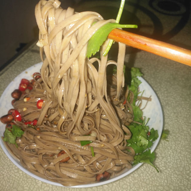 酸辣凉拌荞麦面,面条筋道,爽口开胃