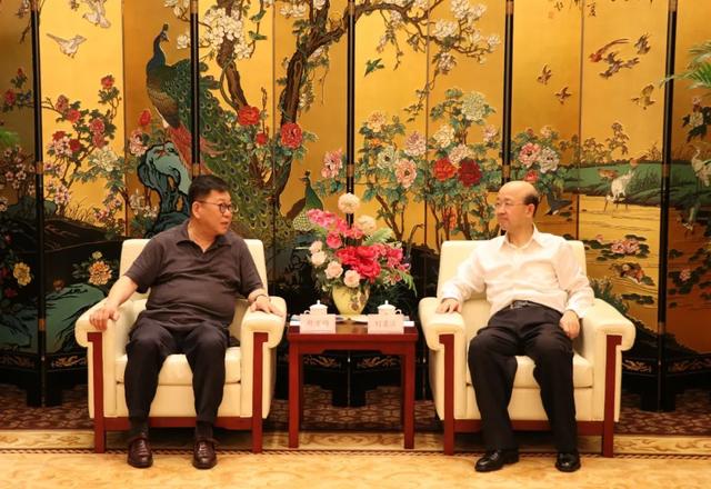 刘显法特派员会见察哈尔学会会长韩方明