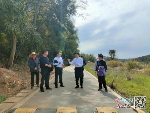 鹰潭市月湖区委书记敖捷调研和美乡村建设及创建工作(图)