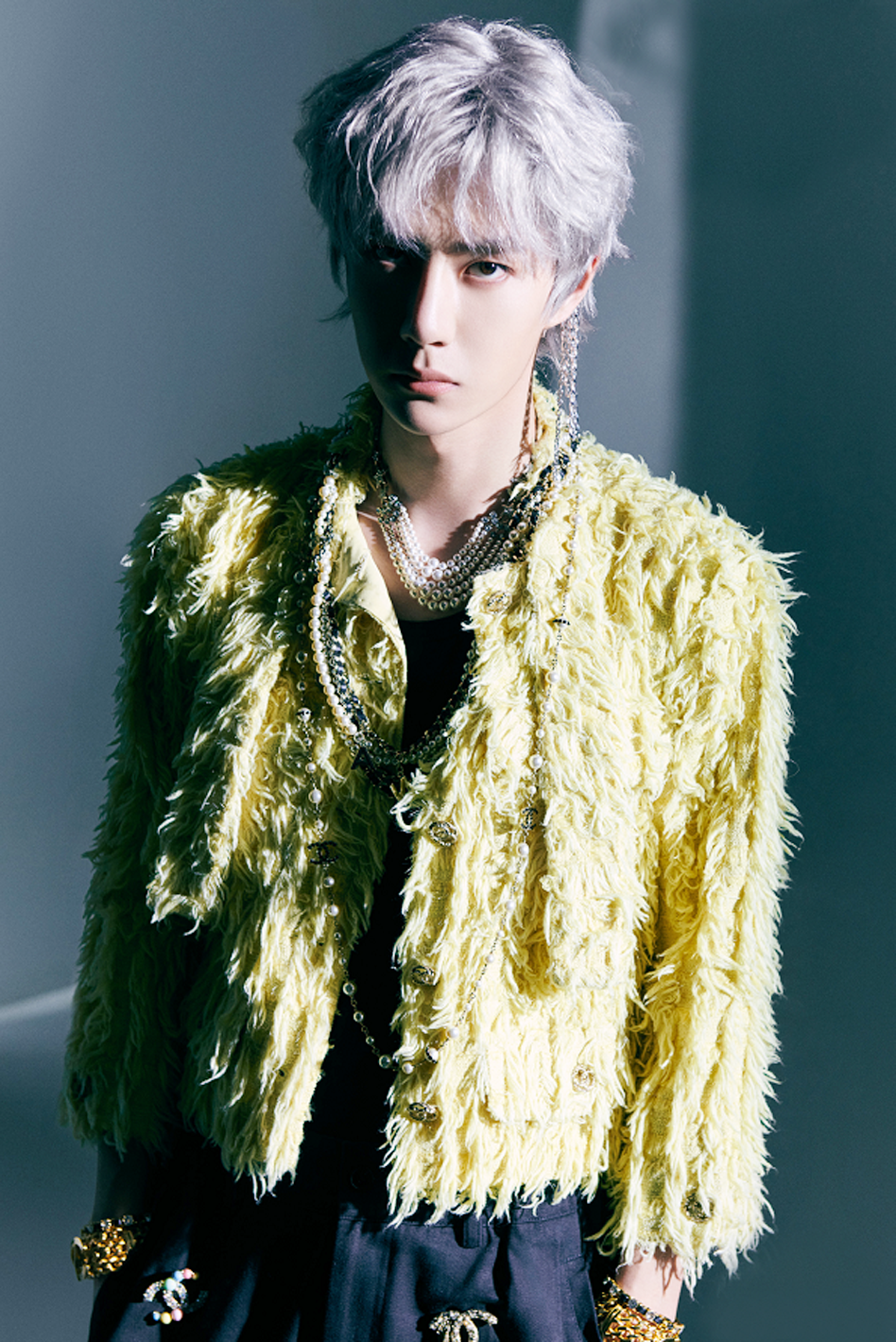 王一博银发造型,酷盖眼神再现,各种穿搭玩转自如,彰显不凡魅力