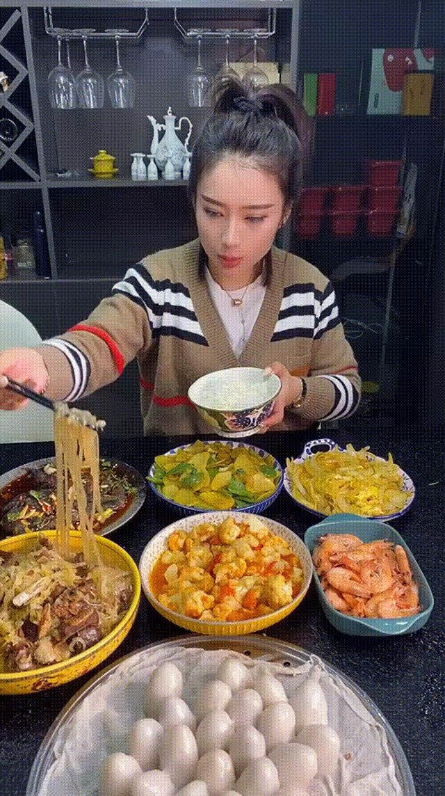 东北一家人开饭,整了一桌好吃的,看着爷爷吃饭老香了