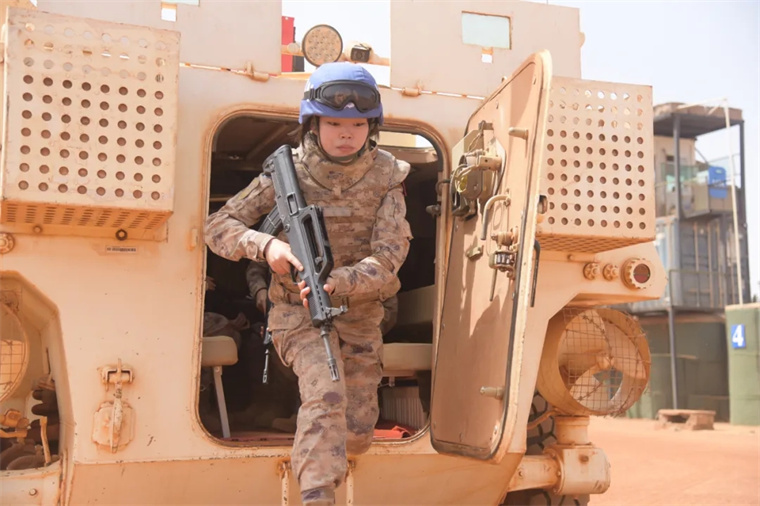 我赴马里维和部队首支女子警卫班——绽放在尼日尔河畔的"太阳花"