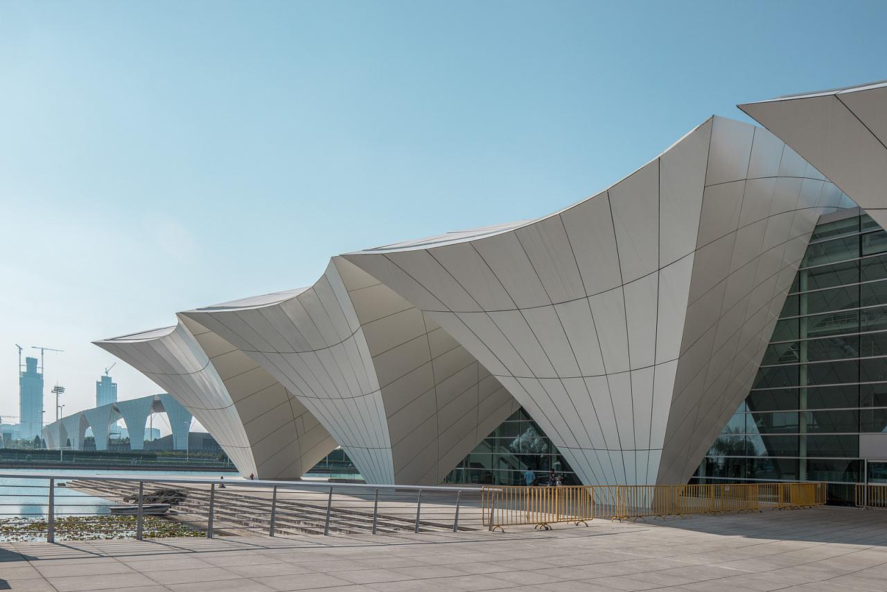 佛山双曲铝单板厂家:建筑外观的艺术创造者