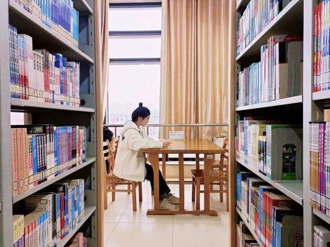 师生们可以通过智能检索系统迅速找到所需文献资料,无论身在教室,操场