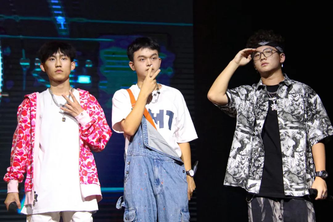 他写了首歌送给毕业季!