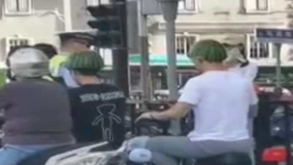 济南俩小伙当街戴西瓜皮头盔火了!交警蜀黍真是煞费苦心