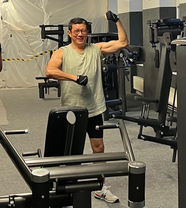 60岁港星杨英伟全家移民国外!再获三年居留权,停车费两年2000多