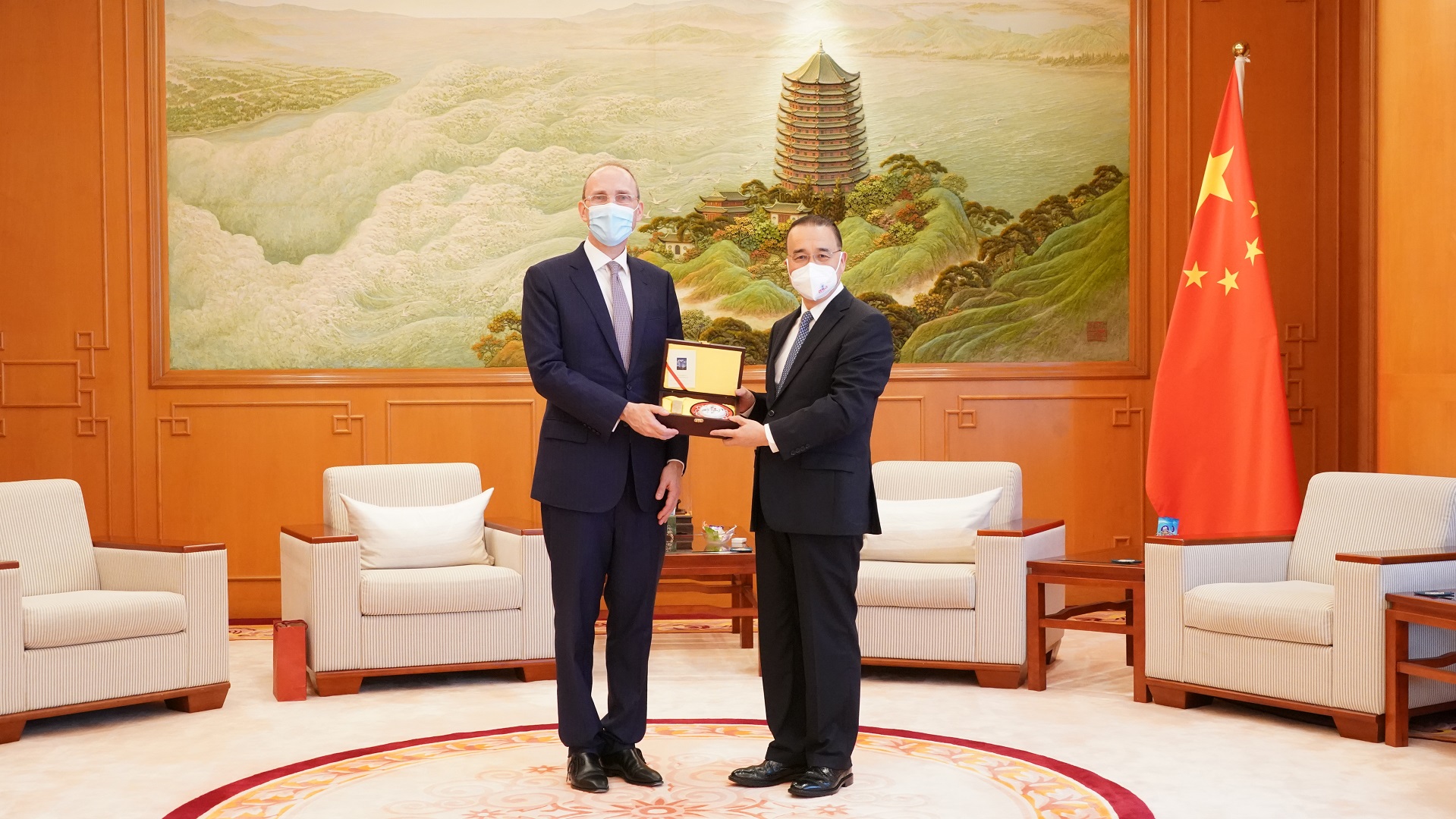 史墨客"临别致辞"炒作香港问题,中方多部门驳斥