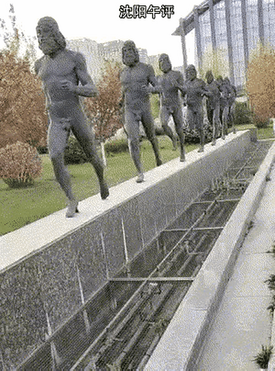 有人说这组雕像是耍流氓,不是艺术,是打着艺术的名义在耍流氓,到底是