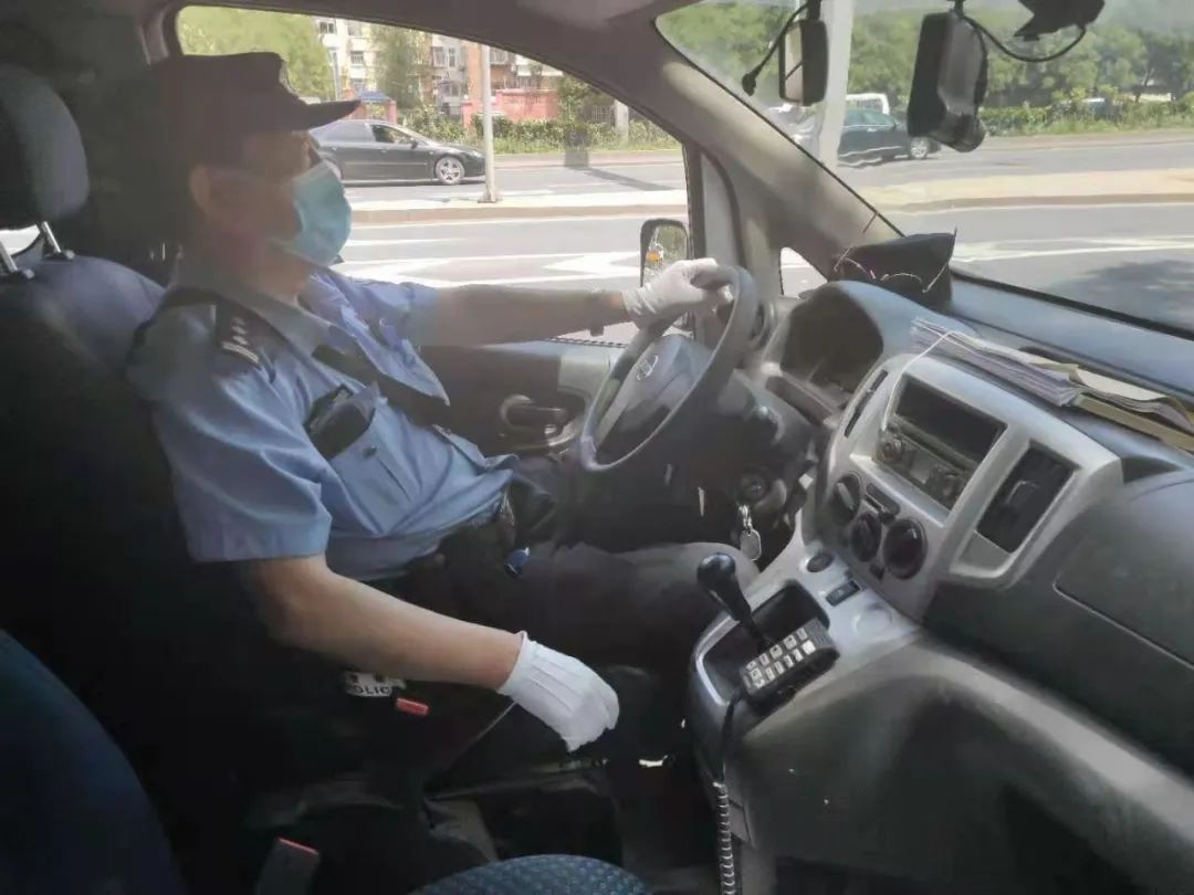 大哥王铁顺,今年58岁,是丰台分局石榴园派出所的巡逻民警.