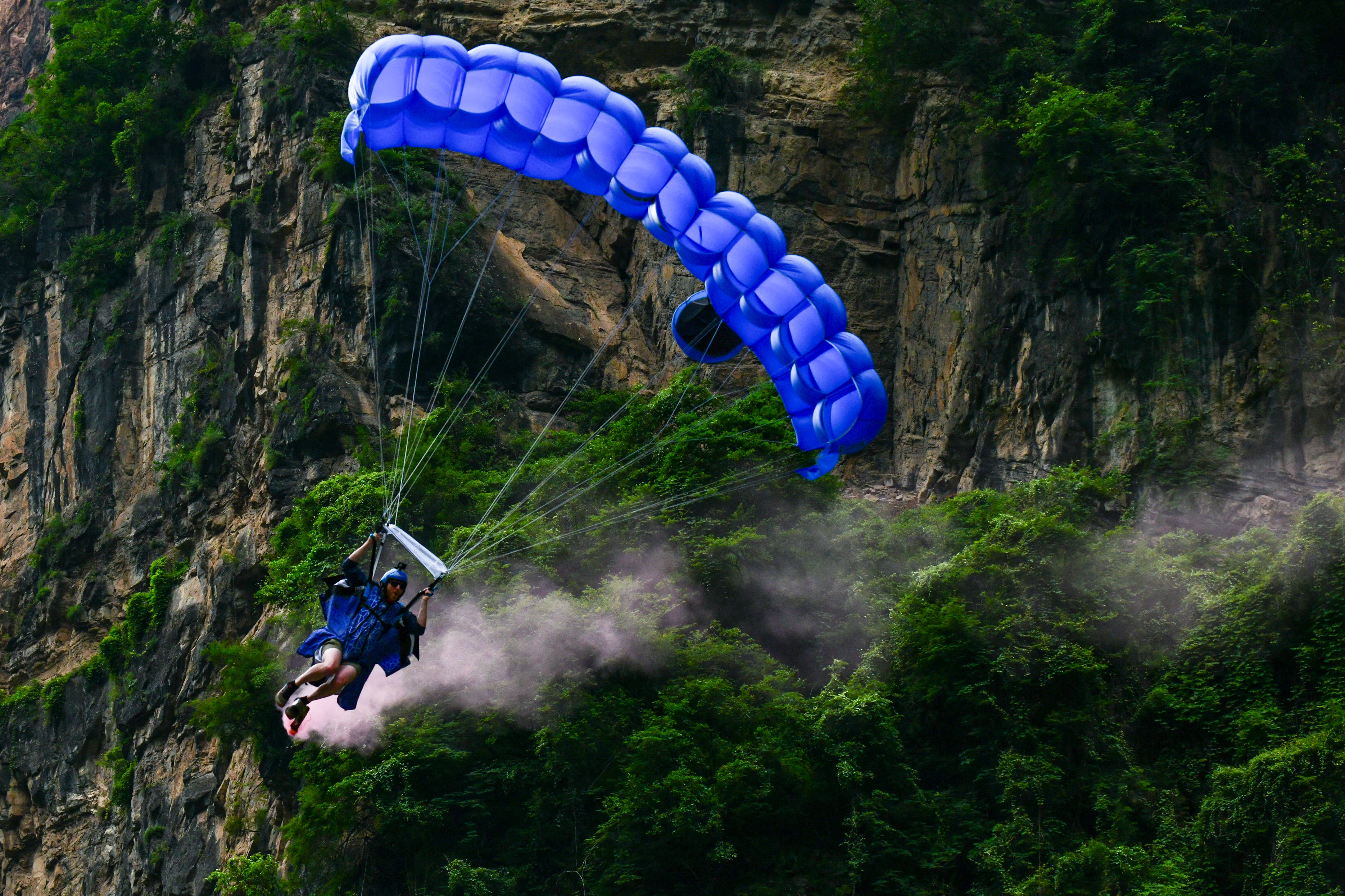 —翼装飞行表演在云南昭通举行