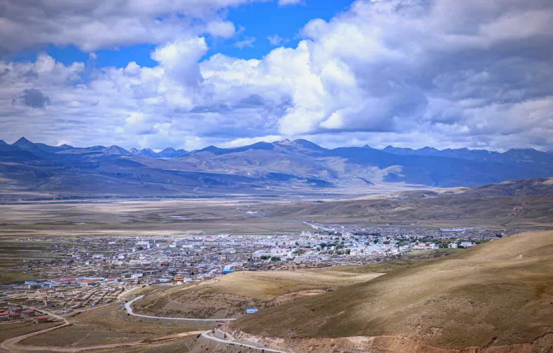 探秘海子山:横断山巅的湖泊与冰川遗迹
