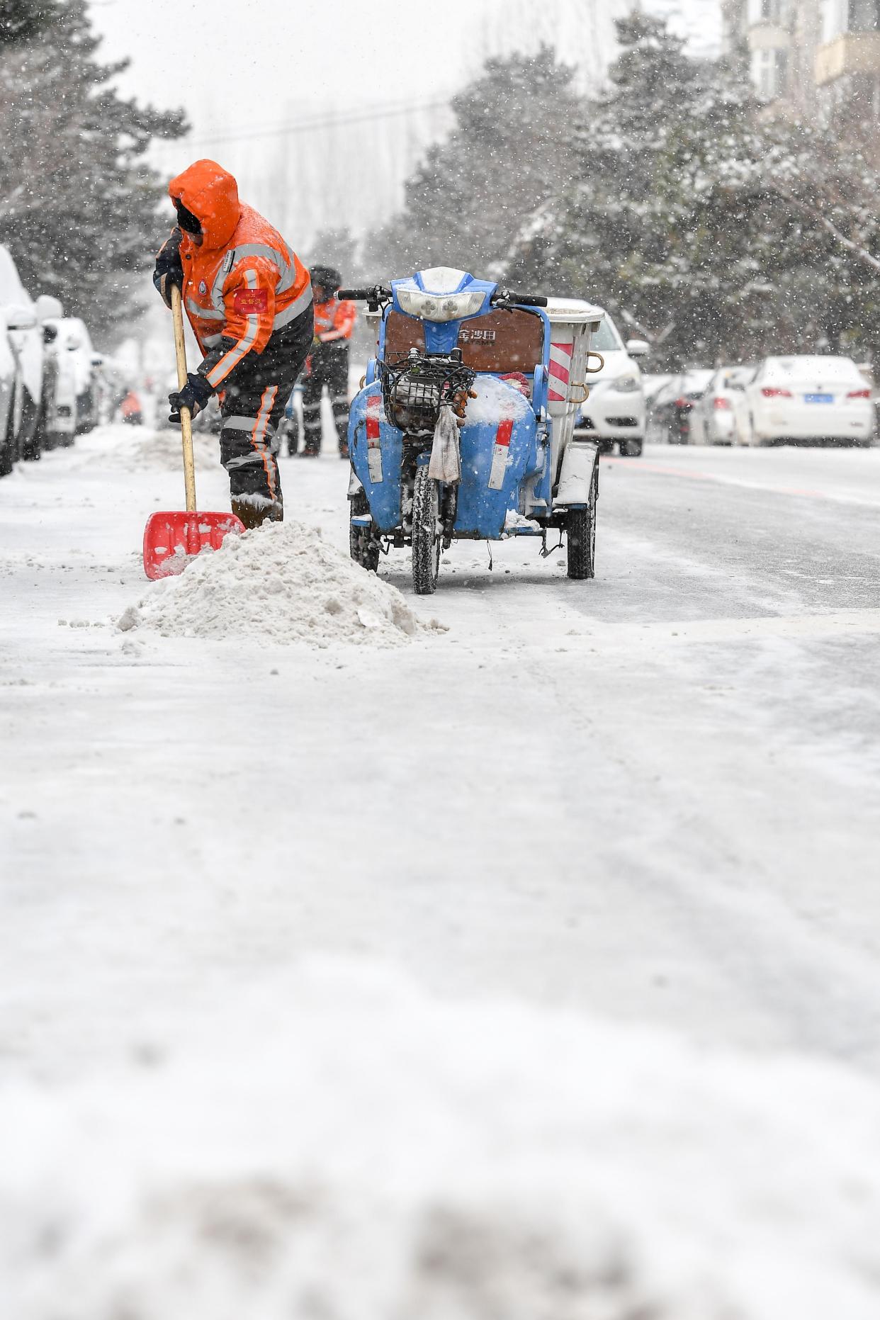 环卫工人除雪美篇图片