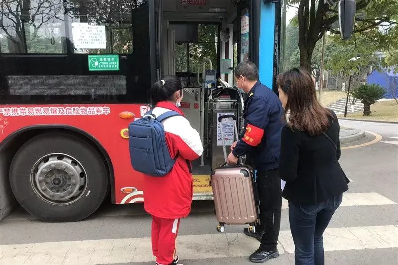 貴陽一中學生不出校門乘車,周邊交通明顯改善!