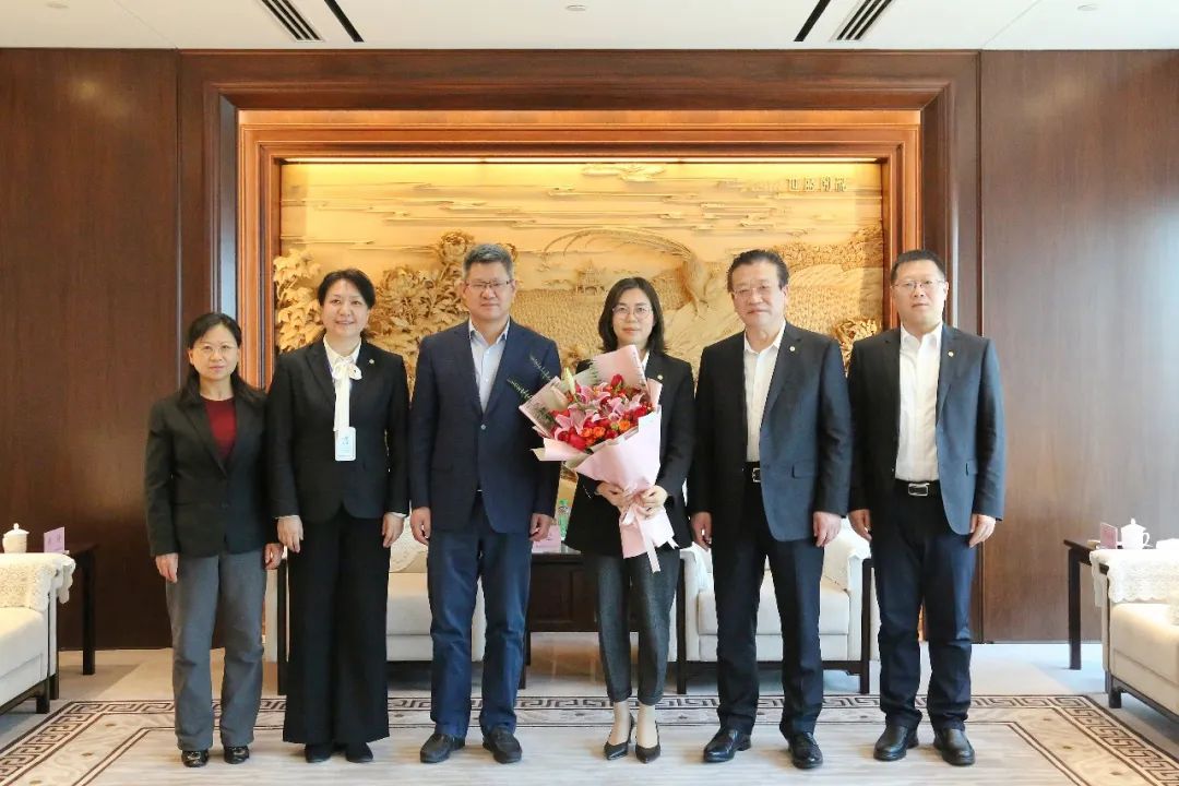 上海市建设交通工作党委副书记周志军慰问中建八局先进女职工代表