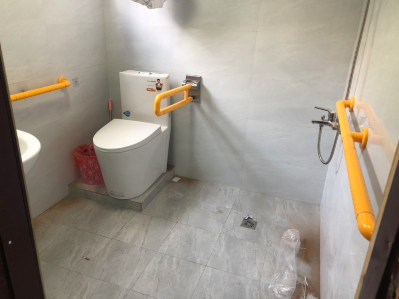 在乡村,"建设行动"开始了,危房,厕所,环境都要改造,高兴了