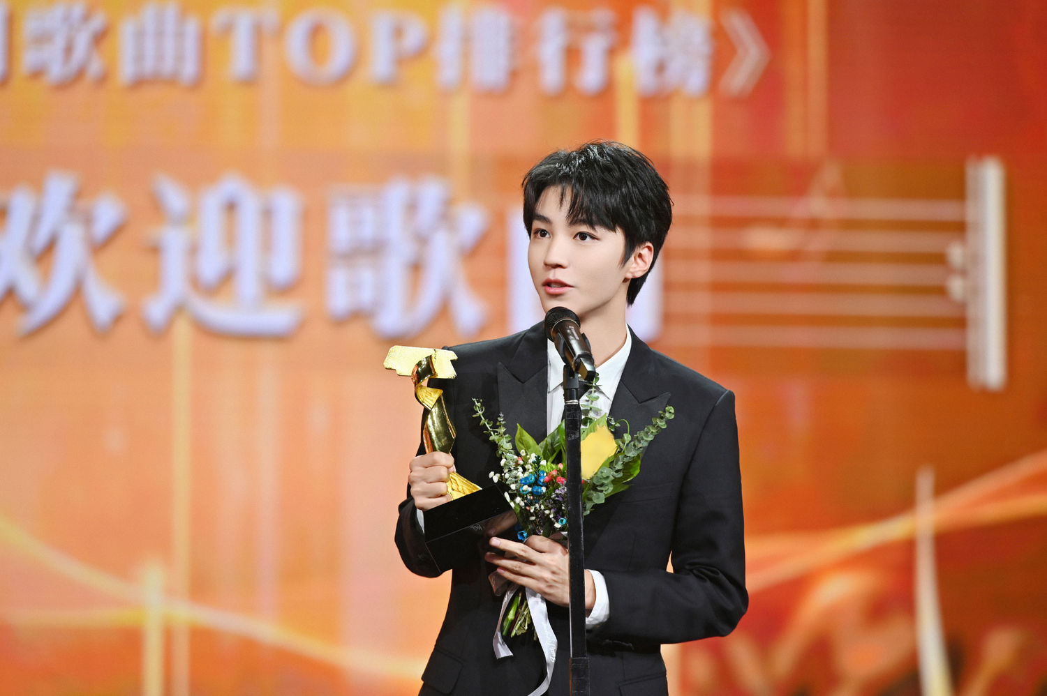 王俊凯手拿奖杯的领奖合集 根苗正红的优秀少年