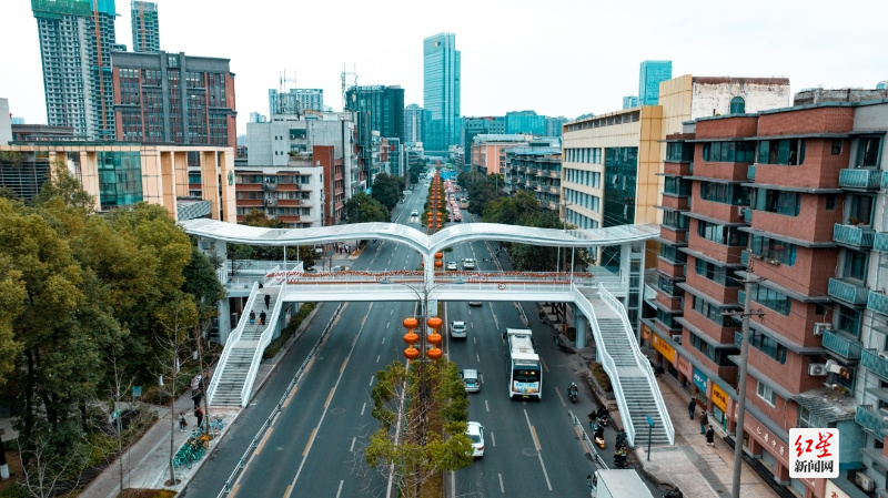 成都人行天桥焕新升级 为新春街景增添一抹温暖亮色