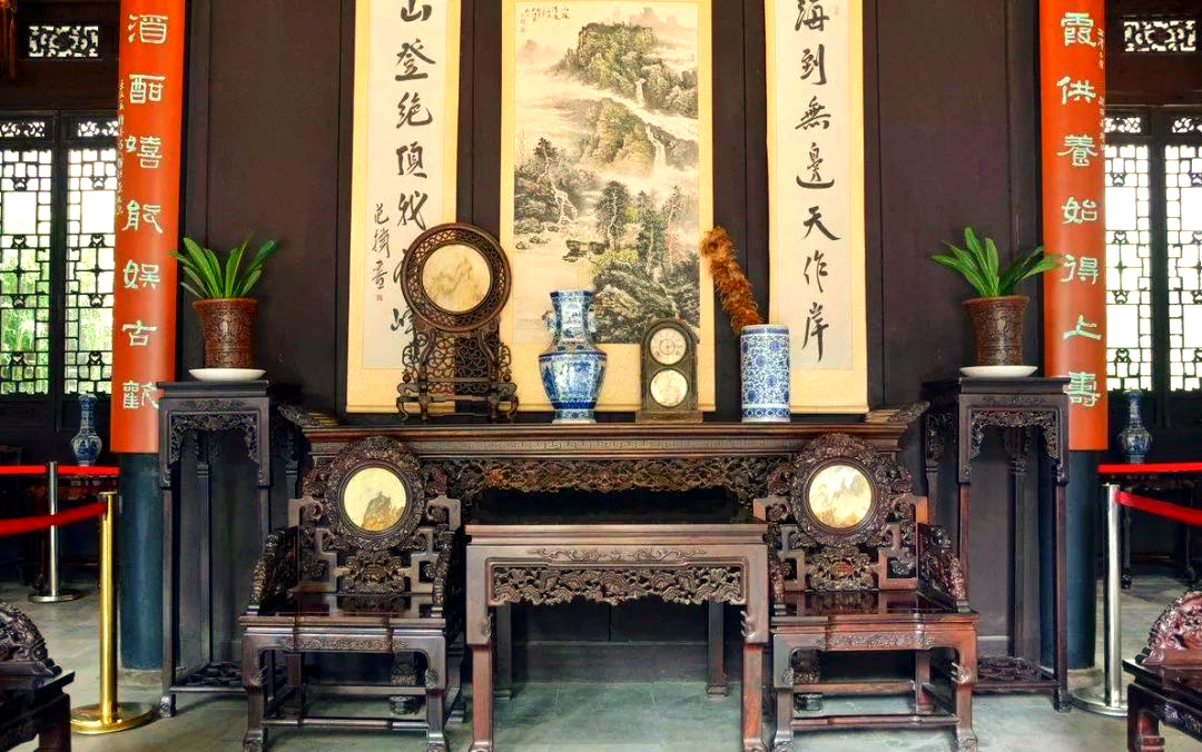 大户人家客厅的独特格局:中堂陈设彰显尊贵与庄重