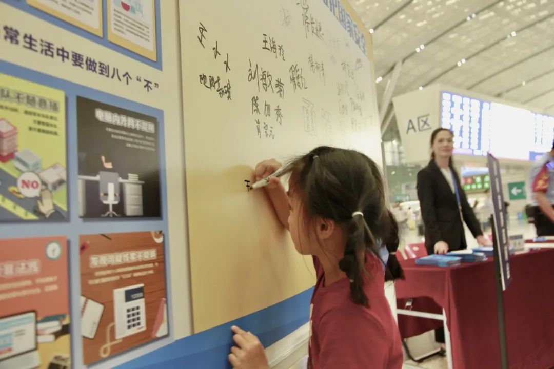 签名留念走入铁路企业单位开展国家安全教育宣传为铁路职工普及国安