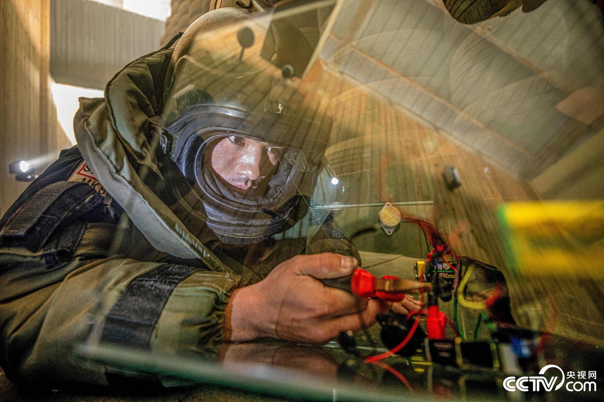 千钧一发!直击天津武警"刀尖舞者"排爆瞬间