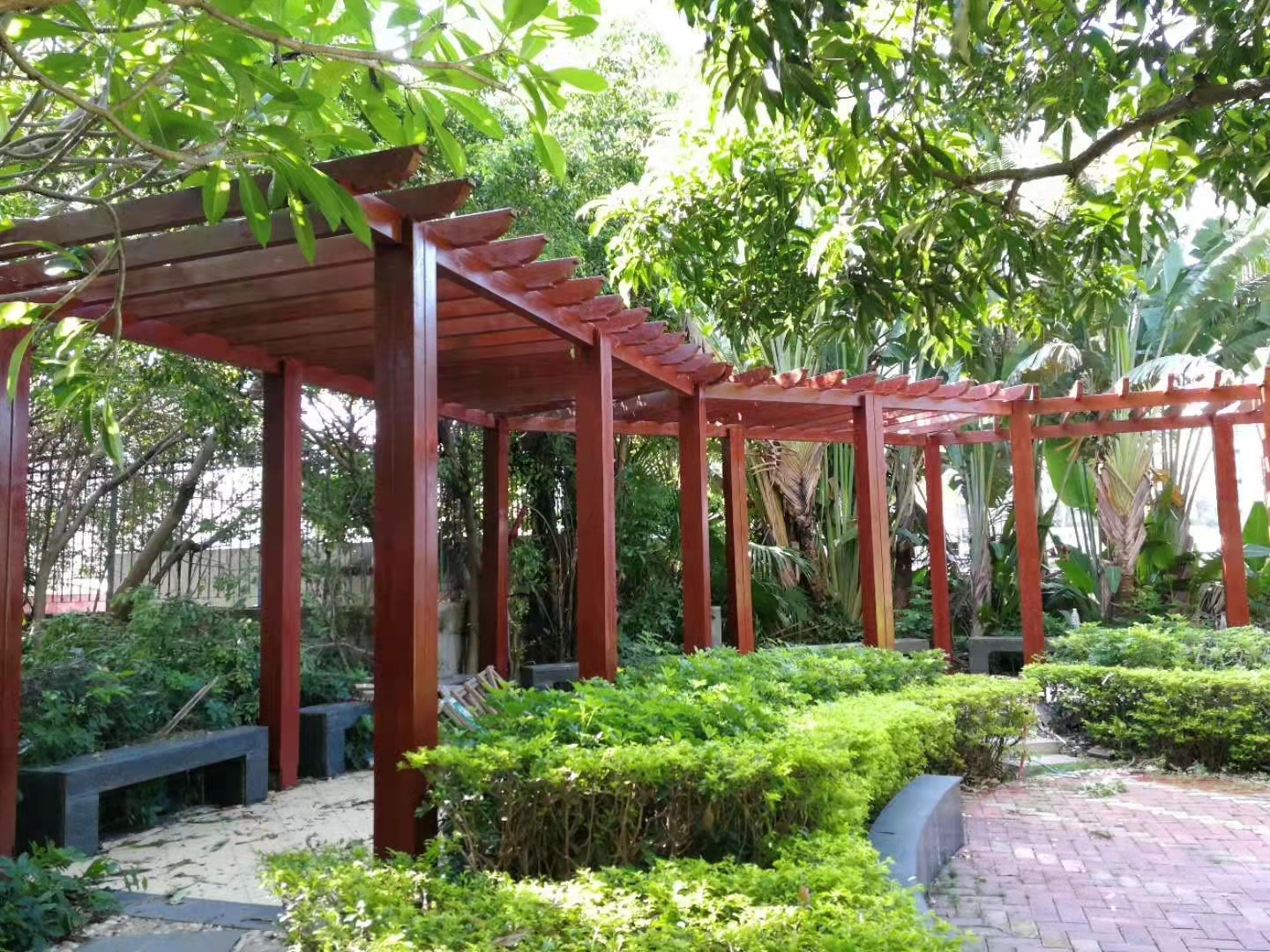 防腐木长廊花架:自然与优雅的结合