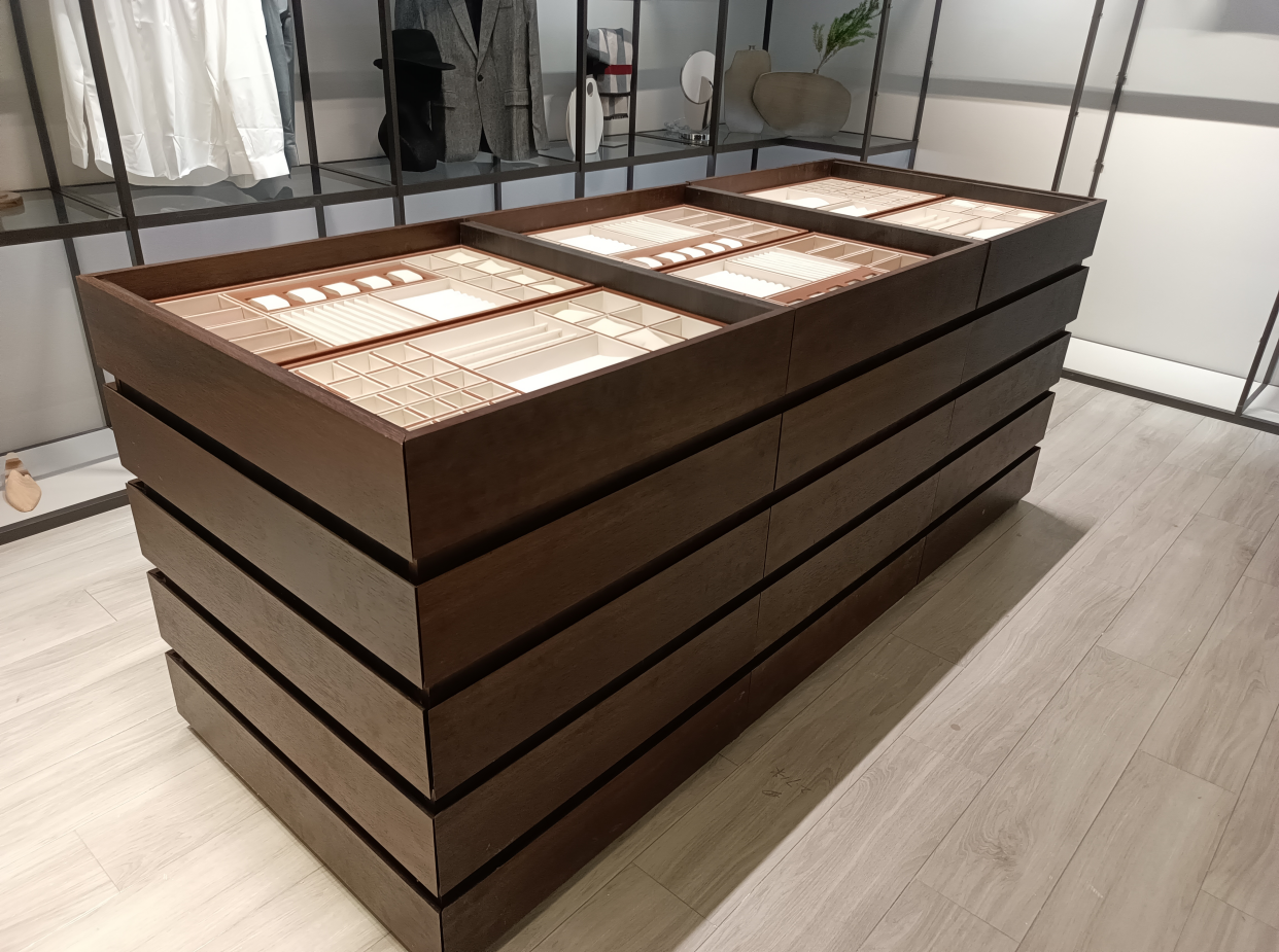 别墅大型框式衣帽间 板式实门区,中设岛台收纳柜