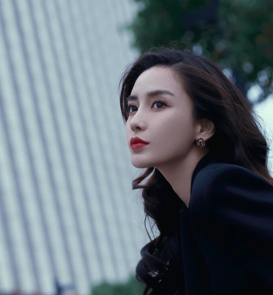 曾说要戒烟却破功!杨颖被拍到盘腿抽烟,网友这次却很心疼她