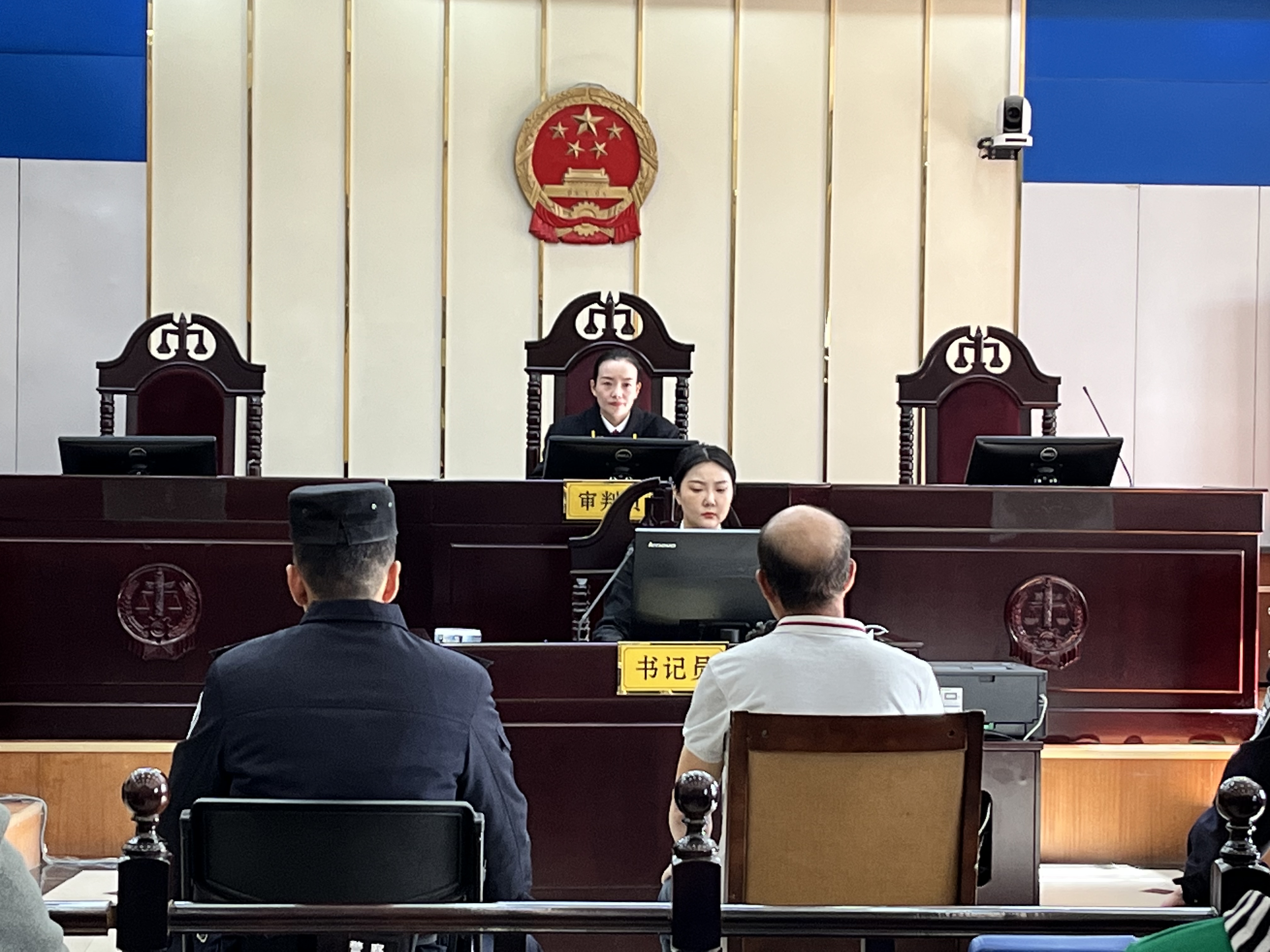 "警察咋啦,谁阻止我我搞谁!"暴力袭警后他被判"刑"