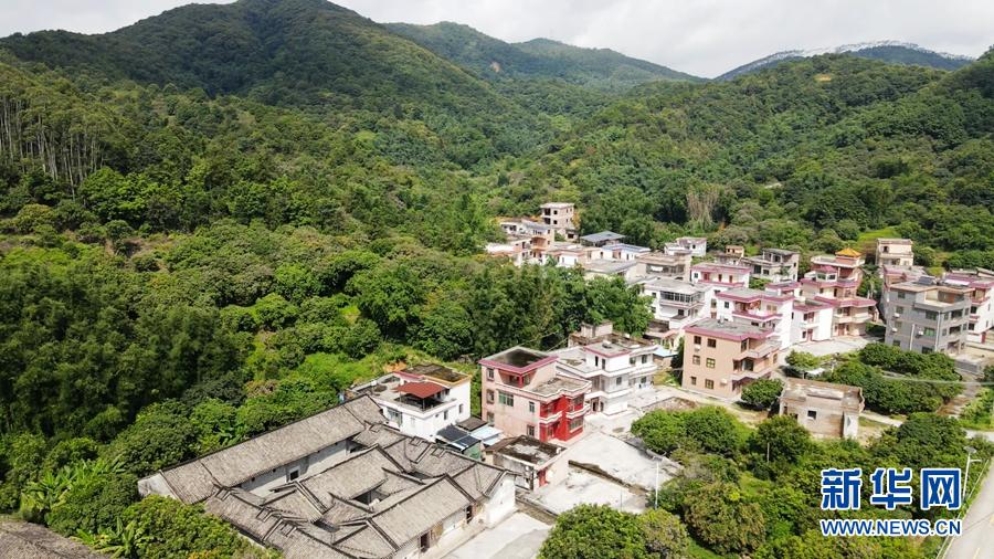 航拍广州市从化鳌头镇黄茅村一隅.新华网发(胡东和摄)