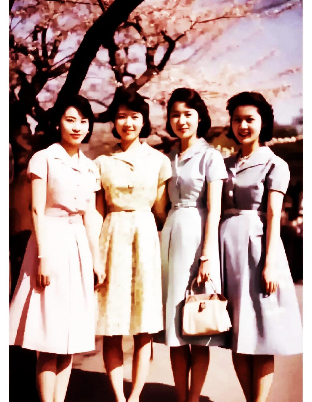 80年代的老照片,照片里有四个女孩穿着不同颜色的裙子,端庄优雅,干净